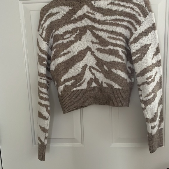 SHEIN Sweater - Picture 4 of 5